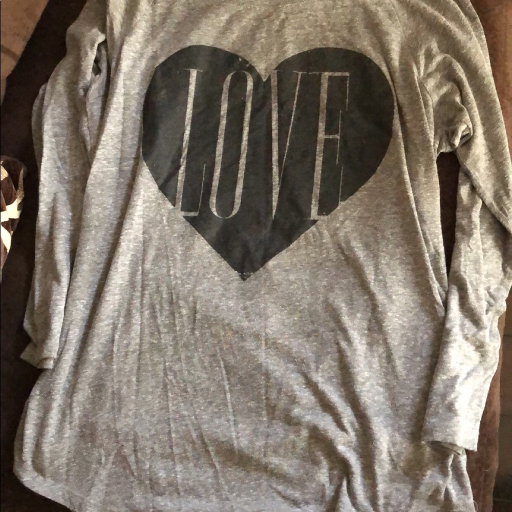 AE Long Sleeve Love Graphic T Size XL